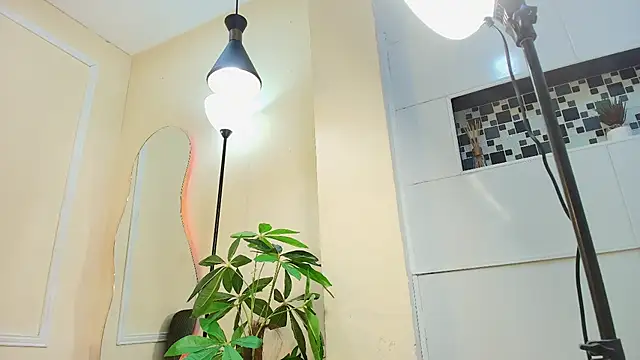 keila hott20 online show from October 16, 2025, 12:35 pm