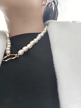 CHARLOTTE  05 online show from November 14, 2025, 12:09 pm