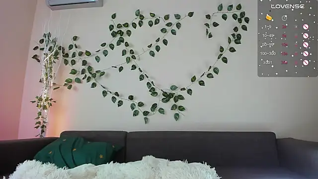 Snapshot of MollyDollz chatting on November 11, 2025, 1:28 pm MollyDollz online show from November 11, 2025, 1:28 pm