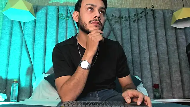 Snapshot of Boss_Domiinator chatting on August 5, 2026, 4:17 am Boss Domiinator online show from August 5, 2026, 4:17 am