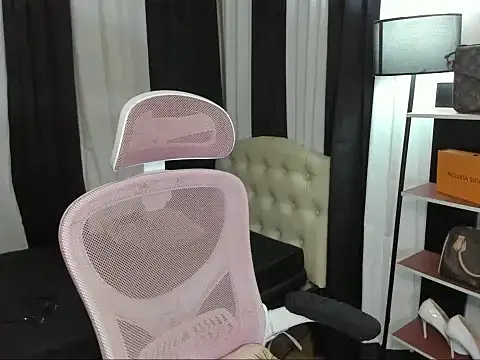 Snapshot of Seductive_Margaux chatting on November 7, 2025, 7:07 pm Seductive Margaux online show from November 7, 2025, 7:07 pm