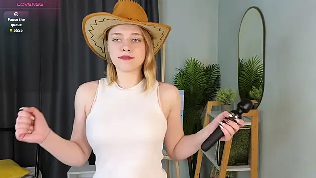 Snapshot of HollieCollelo chatting on November 6, 2025, 3:21 am HollieCollelo online show from November 6, 2025, 3:21 am