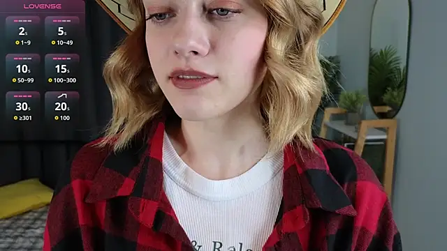 Snapshot of HollieCollelo chatting on November 2, 2025, 3:11 am HollieCollelo online show from November 2, 2025, 3:11 am