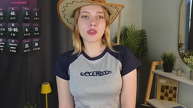 Snapshot of HollieCollelo chatting on October 17, 2025, 3:10 am HollieCollelo online show from October 17, 2025, 3:10 am