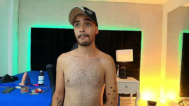 Snapshot of HairyDiamond_ chatting on September 17, 2025, 3:25 pm HairyDiamond online show from September 17, 2025, 3:25 pm