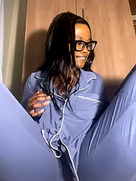 Moonzy77 online show from October 24, 2025, 9:47 pm