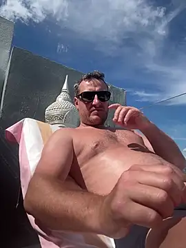 Londonlad818 online show from April 13, 2026, 2:32 pm