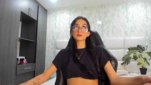 Snapshot of ValerySkinnyy chatting on September 20, 2025, 11:43 pm ValerySkinnyy online show from September 20, 2025, 11:43 pm