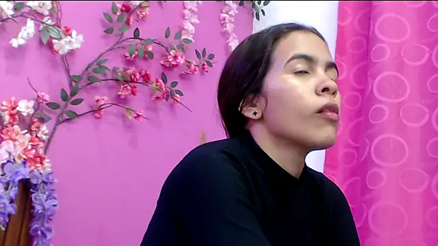 Snapshot of skinnysofia18 chatting on October 13, 2025, 1:02 pm skinnysofia18 online show from October 13, 2025, 1:02 pm