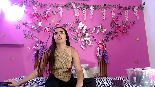 Snapshot of skinnysofia18 chatting on May 17, 2026, 1:55 pm skinnysofia18 online show from May 17, 2026, 1:55 pm