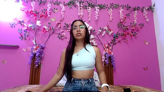 skinnysofia18 online show from March 18, 2026, 12:51 pm