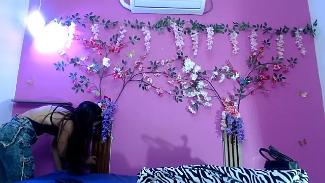 Snapshot of skinnysofia18 chatting on May 16, 2026, 1:43 pm skinnysofia18 online show from May 16, 2026, 1:43 pm