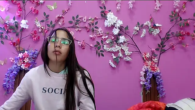 Snapshot of skinnysofia18 chatting on December 1, 2025, 1:12 pm skinnysofia18 online show from December 1, 2025, 1:12 pm