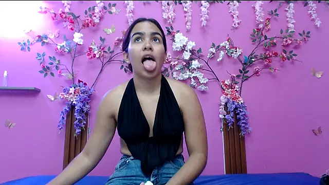 Snapshot of skinnysofia18 chatting on May 8, 2026, 1:26 pm skinnysofia18 online show from May 8, 2026, 1:26 pm