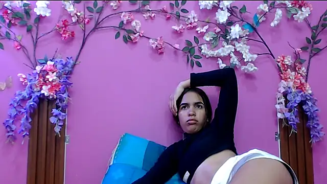 Snapshot of skinnysofia18 chatting on November 2, 2025, 1:05 pm skinnysofia18 online show from November 2, 2025, 1:05 pm