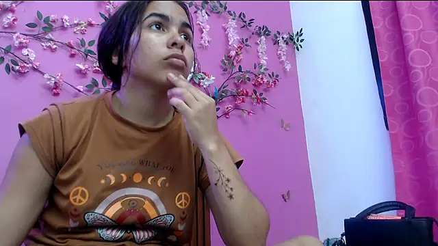 Snapshot of skinnysofia18 chatting on June 5, 2026, 2:01 pm skinnysofia18 online show from June 5, 2026, 2:01 pm