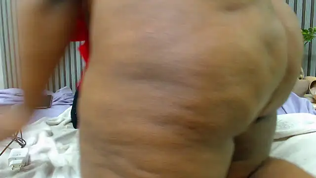 ROYALASS25 online show from May 6, 2026, 3:54 am
