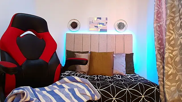 Naomi Redd online show from September 10, 2025, 8:08 pm