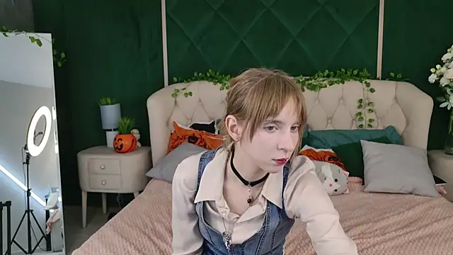 Snapshot of Beverly_Gomes chatting on October 31, 2025, 10:45 am Beverly Gomes online show from October 31, 2025, 10:45 am