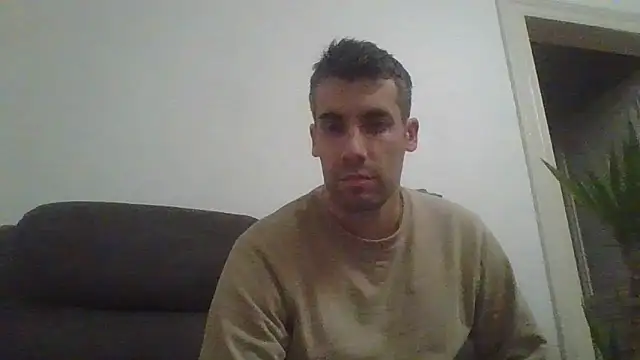 Snapshot of JulioIsHere4you chatting on December 18, 2025, 10:46 pm JulioIsHere4you online show from December 18, 2025, 10:46 pm