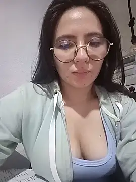 Bella Sumers online show from June 17, 2026, 4:06 pm