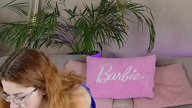 Snapshot of CaitlinMoon chatting on November 11, 2025, 4:07 am CaitlinMoon online show from November 11, 2025, 4:07 am