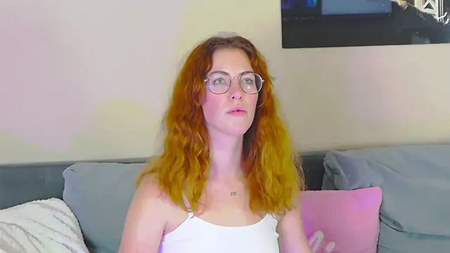 Snapshot of CaitlinMoon chatting on November 6, 2025, 4:05 am CaitlinMoon online show from November 6, 2025, 4:05 am