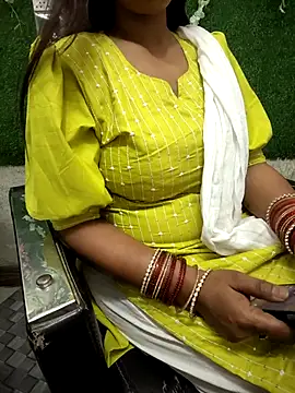 Snapshot of your_favourite_bhabhi chatting on April 15, 2026, 10:32 am your favourite bhabhi online show from April 15, 2026, 10:32 am