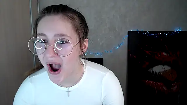 Snapshot of Milka_kamila chatting on April 3, 2026, 1:17 pm Milka kamila online show from April 3, 2026, 1:17 pm