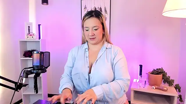 hollie joliie online show from March 20, 2026, 12:06 pm