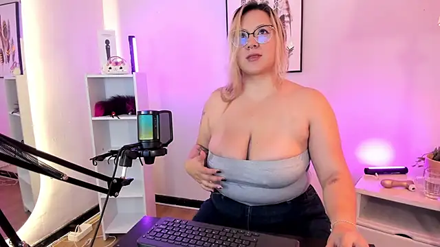 hollie joliie online show from March 16, 2026, 12:09 pm