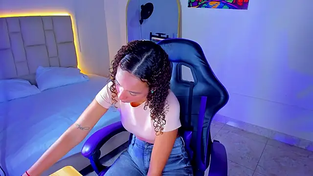 Snapshot of JennyLawrence chatting on November 6, 2025, 7:40 pm JennyLawrence online show from November 6, 2025, 7:40 pm