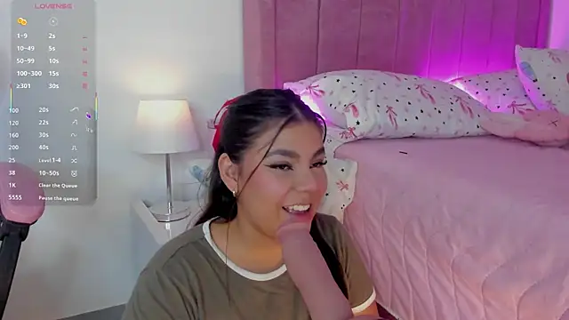 AliceThundeer online show from October 26, 2025, 4:02 am