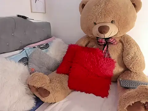 Elyross1  online show from November 3, 2025, 9:40 pm