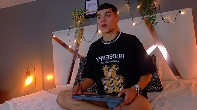 AAronBaker  online show from October 8, 2025, 7:25 pm