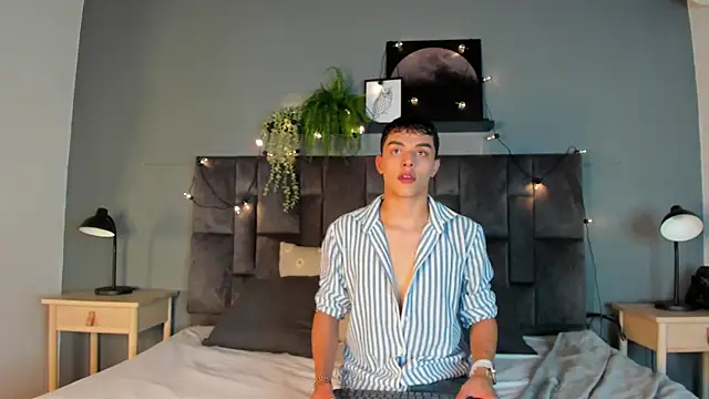 AAronBaker  online show from October 9, 2025, 7:36 pm