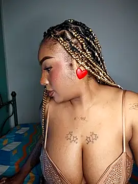 Snapshot of Queen_Amara chatting on August 1, 2026, 4:32 am Queen Amara online show from August 1, 2026, 4:32 am