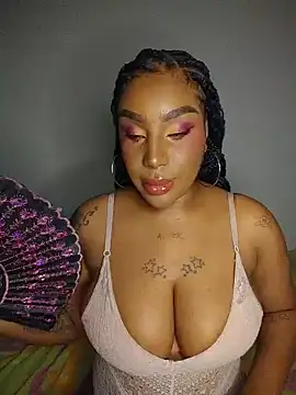 Snapshot of Queen_Amara chatting on July 5, 2026, 4:06 am Queen Amara online show from July 5, 2026, 4:06 am