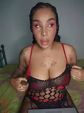 Snapshot of Queen_Amara chatting on July 8, 2026, 4:35 am Queen Amara online show from July 8, 2026, 4:35 am