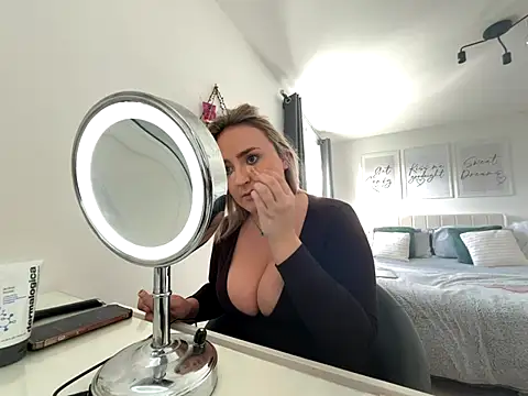 Snapshot of Elliemaee chatting on October 22, 2025, 12:04 pm Elliemaee online show from October 22, 2025, 12:04 pm