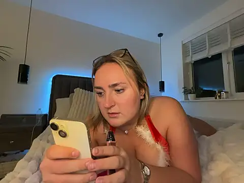 Snapshot of Elliemaee chatting on December 16, 2025, 5:28 pm Elliemaee online show from December 16, 2025, 5:28 pm