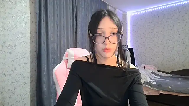 KeicyKlark online show from October 3, 2025, 6:09 pm