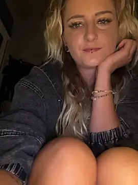 Snapshot of Lyra_XX chatting on June 27, 2026, 1:22 am Lyra XX online show from June 27, 2026, 1:22 am