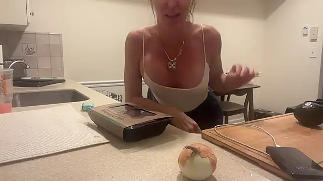 Snapshot of NurseStephania chatting on October 7, 2025, 11:39 pm NurseStephania online show from October 7, 2025, 11:39 pm