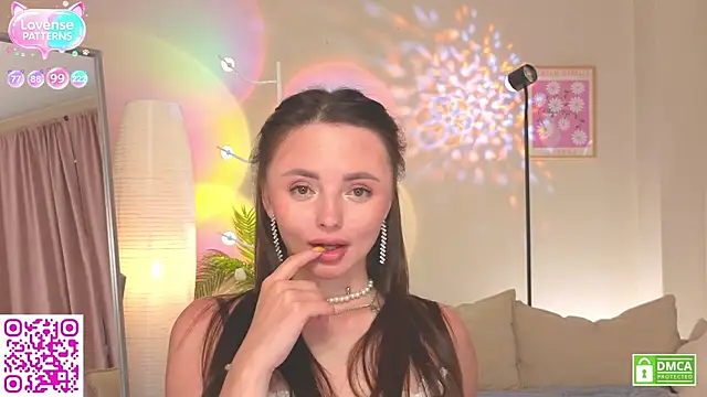 Snapshot of OliviaKis_ chatting on July 19, 2026, 8:12 am OliviaKis online show from July 19, 2026, 8:12 am