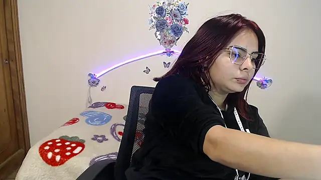 Snapshot of Valeryxs chatting on November 4, 2025, 7:39 pm Valeryxs online show from November 4, 2025, 7:39 pm