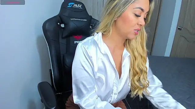 Snapshot of NicolPorto chatting on October 7, 2025, 12:06 pm NicolPorto online show from October 7, 2025, 12:06 pm