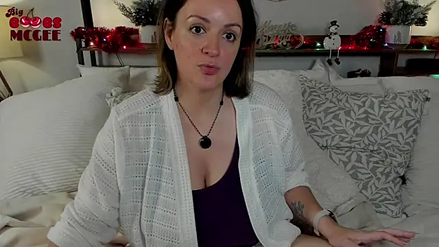 Snapshot of BigBoobsMcGee chatting on December 18, 2025, 2:49 am BigBoobsMcGee online show from December 18, 2025, 2:49 am