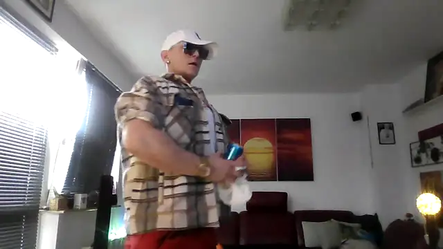 Snapshot of hellgirl1980 chatting on October 11, 2025, 2:18 pm hellgirl1980 online show from October 11, 2025, 2:18 pm