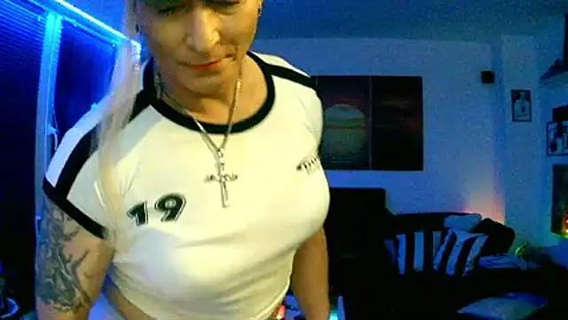 Snapshot of hellgirl1980 chatting on November 11, 2025, 9:09 pm hellgirl1980 online show from November 11, 2025, 9:09 pm